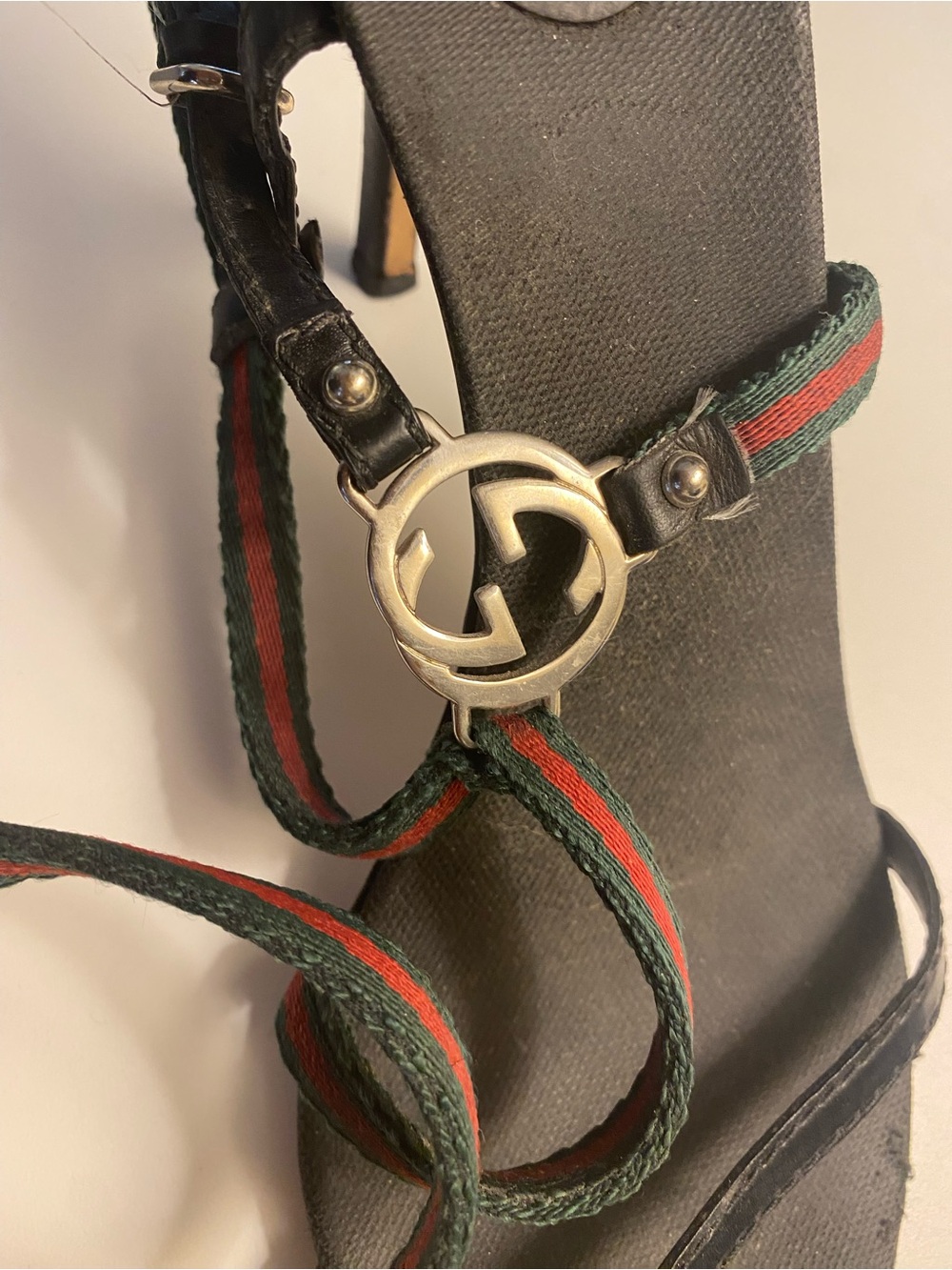 FLAWS Vintage Gucci Heels Size 10 Red Green Logo Hardware Strappy FLAW 90s - Picture 5 of 17